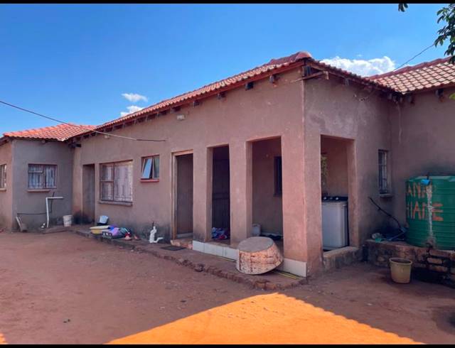 3 BEDROOM HOUSE FOR SALE IN LEBOWAKGOMO ZONE A